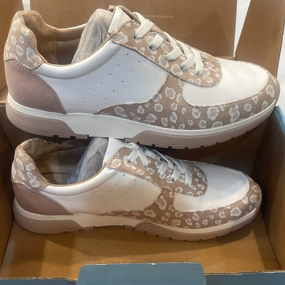 Life Stride Women's Cream and Tan Patterned Sneakers - Picture 2 of 3